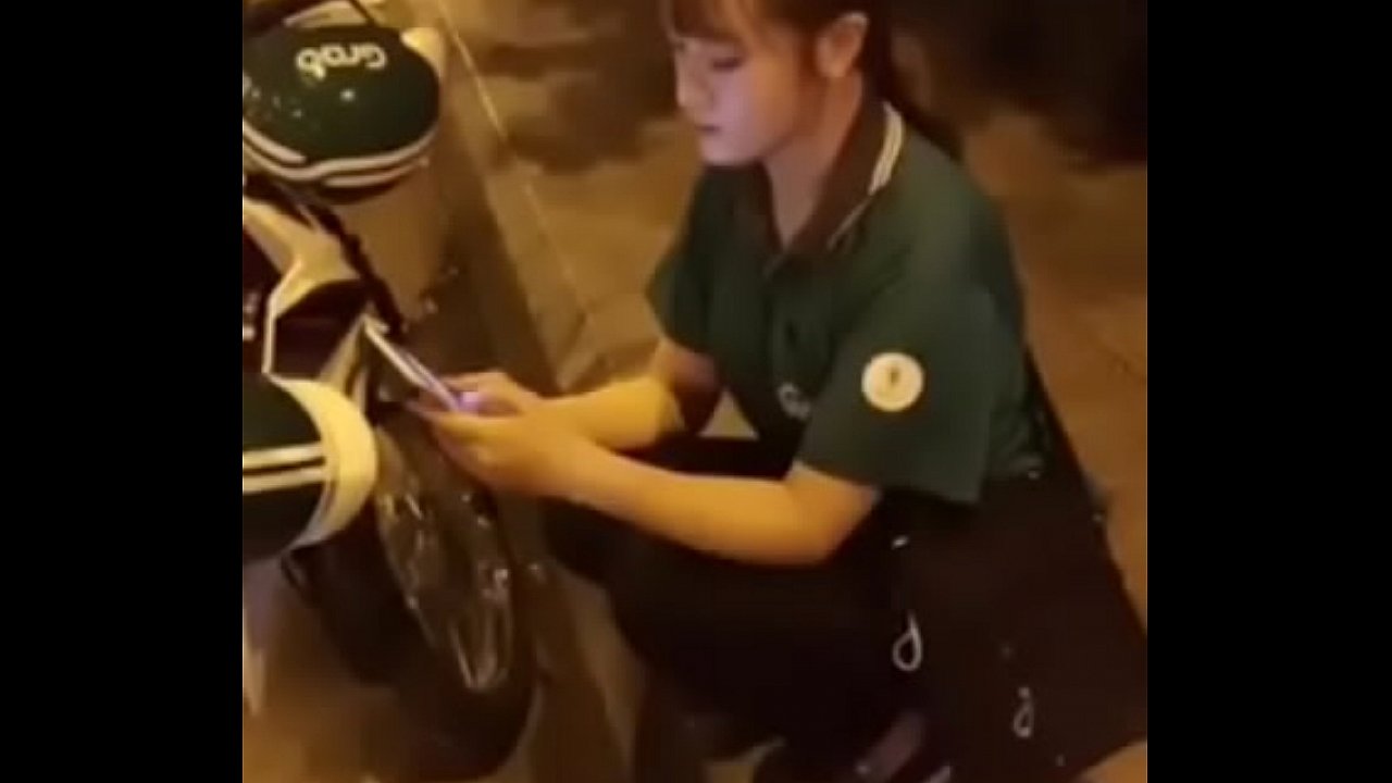 Địt em gái chạy grab cực xinh Địt em gái chạy grab cực xinh